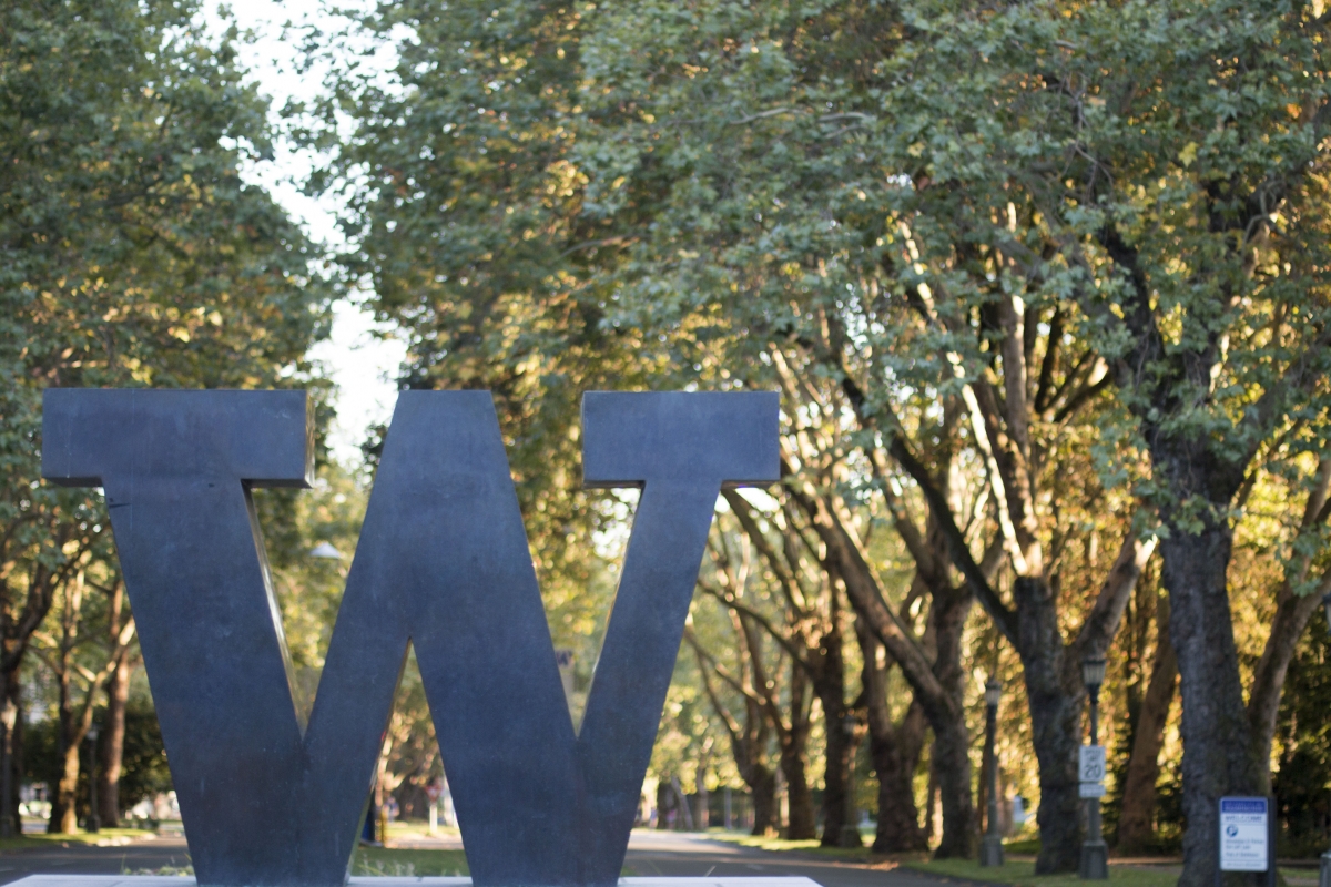 Photo of the W statue on the UW Seattle campus